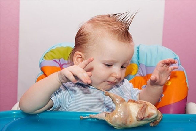 Xem xét những gì một đứa trẻ 7 tháng tuổi có thể ăn