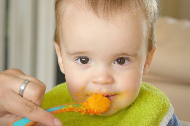 Tăng dần độ thô của thức ăn cho bé 7 tháng tuổi