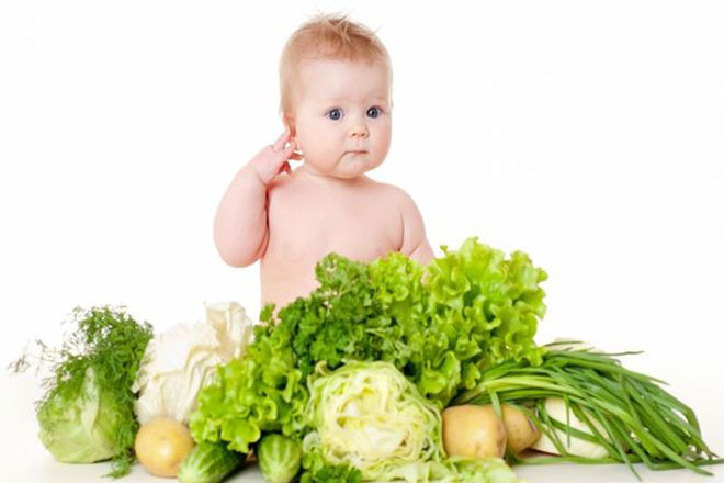 Mẹ nên cho bé 7 tháng tuổi ăn nhiều rau xanh và trái cây
