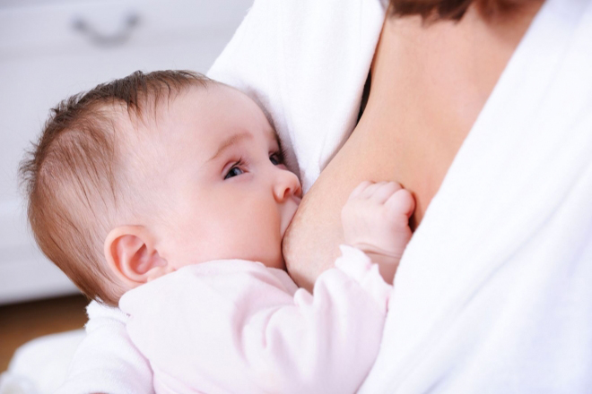 Trẻ sơ sinh 1 tháng tuổi phát triển toàn diện nhờ các bà mẹ thông thái