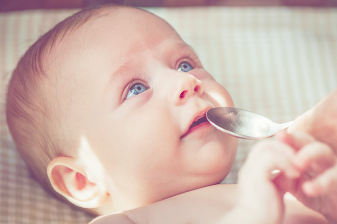 Tại sao không nên cho trẻ em dưới 6 tháng tuổi uống nước?