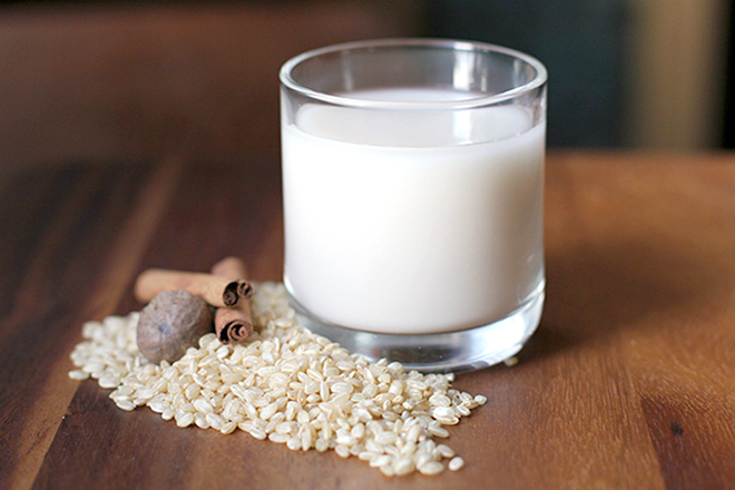 Cách làm sữa gạo cho mẹ sau sinh – lợi sữa cho con, giảm cân và làm đẹp cho mẹ