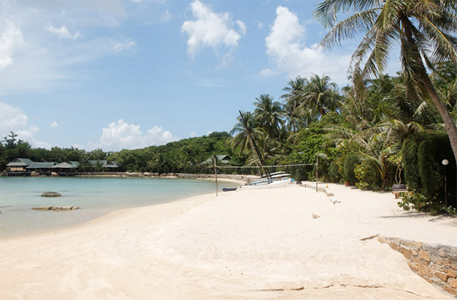 Bãi biển tại Hòn Ông Nha Trang