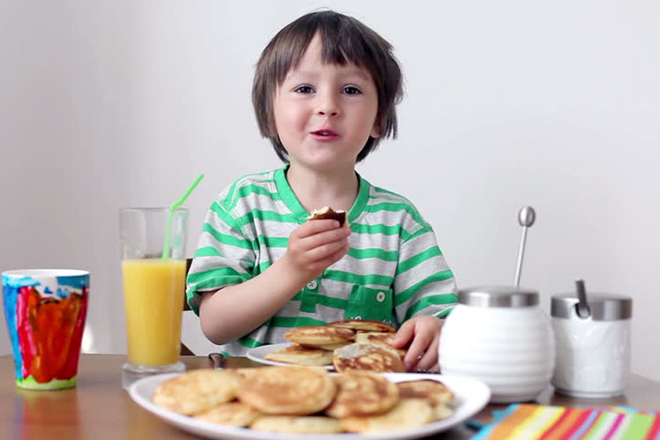 Bé ăn pancake