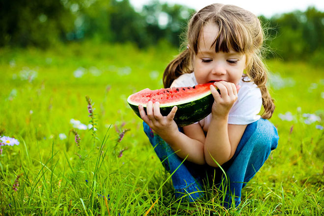Trẻ ăn dưa hấu