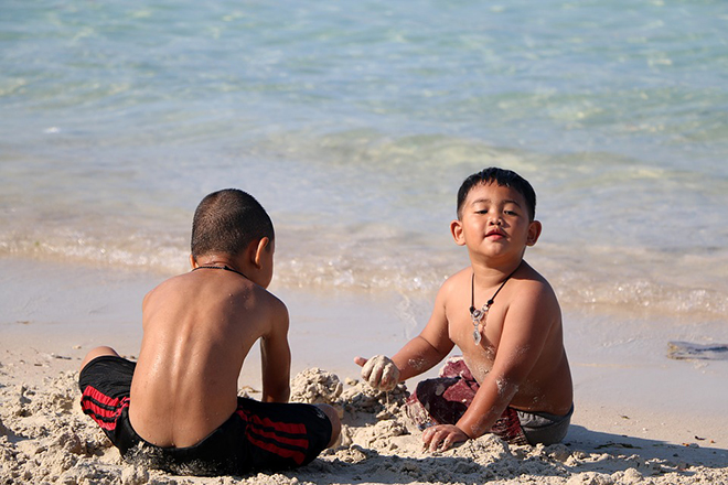 Trẻ em trên bãi biển