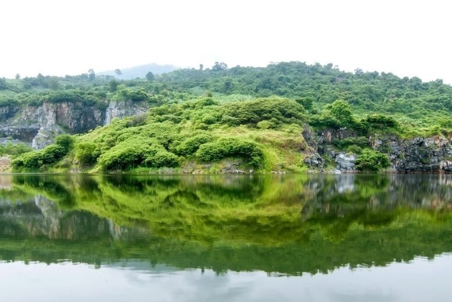 Khung cảnh rừng nguyên sinh hòa quyện vào làn nước trong xanh bên hồ của Tuyệt tình cốc