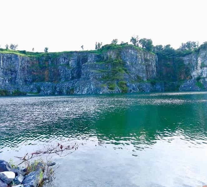 Nước hồ xanh ngọc bích được bao quanh bởi nhiều triền đá dựng đứng trông rất cuốn hút