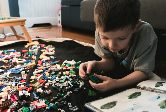 Chơi lego giúp trẻ phát triển tư duy cà sự sáng tạo