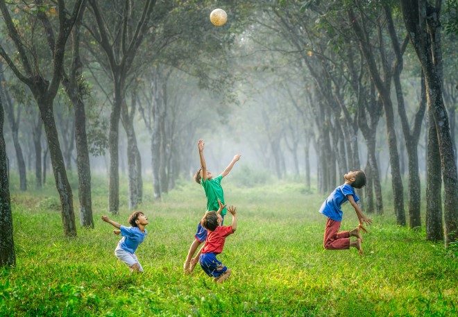 Các trò chơi với bóng giúp trẻ năng vận động và khỏe manh hơn