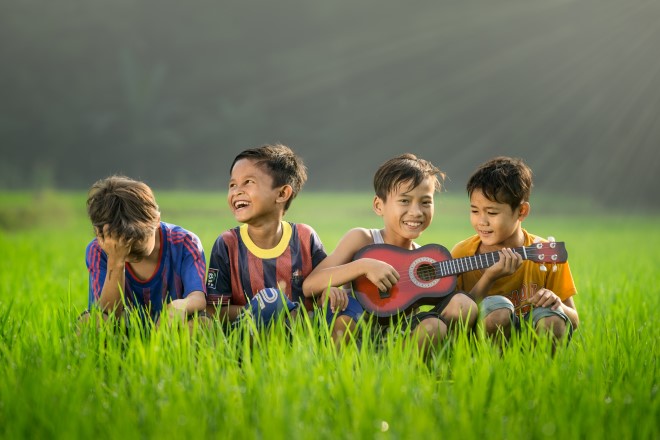 Trẻ chơi đàn và hát cùng bạn bè