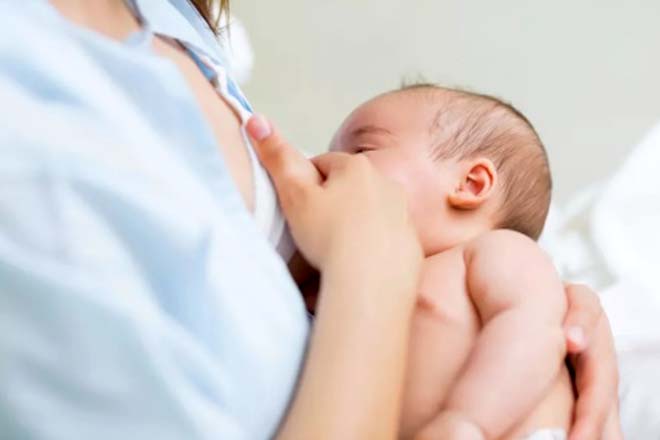 Lượng sữa cho trẻ 2 tháng tuổi và 6 lưu ý quan trọng của bố mẹ