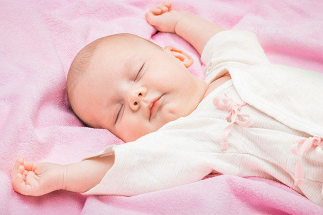 Tại sao trẻ sơ sinh nghiêng người khi ngủ?