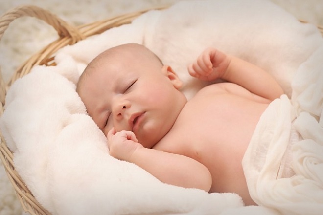 10 cách chữa trẻ sơ sinh vặn mình khi ngủ