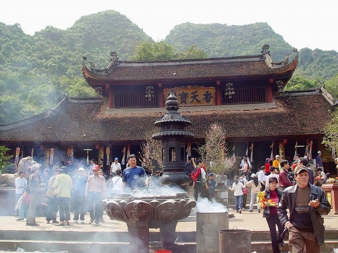 Rất đông du khách đến thăm chùa Bái Đính