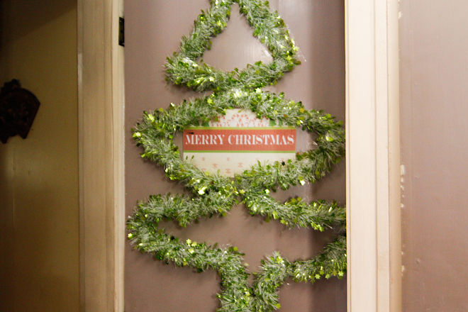 Trang trí cây thông Noel trên cửa