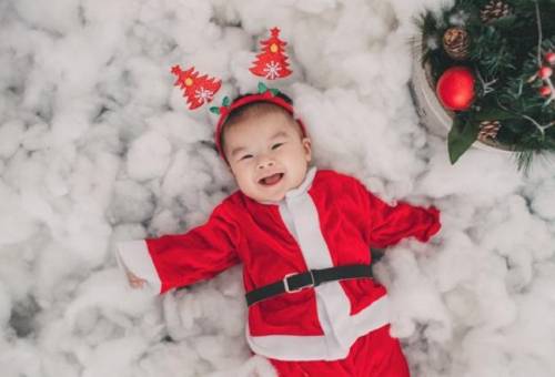 Đồ noel cho bé trai sẽ là một món quà tuyệt vời dành cho các hoạt động Noel. Với đa dạng các sản phẩm như áo khoác, áo len và đặc biệt là những chiếc mũ Santa, bé trai của bạn sẽ trở nên nổi bật trong bối cảnh ngập tràn tinh thần Noel.