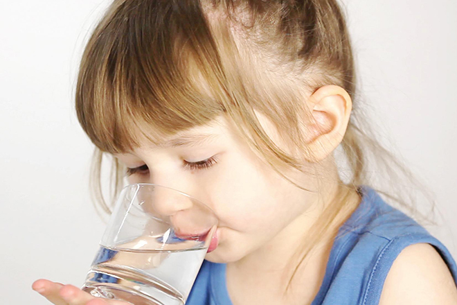 Trẻ uống nước