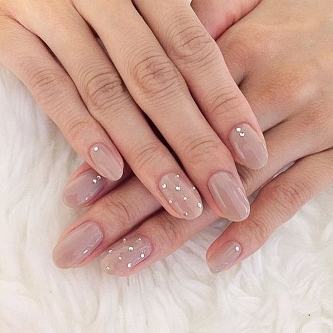 Nail đính đá dễ nhất cho màu nude