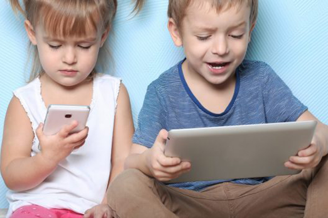 Trẻ em ở độ tuổi nào được sử dụng điện thoại di động, các bậc phụ huynh có thực sự quan tâm?