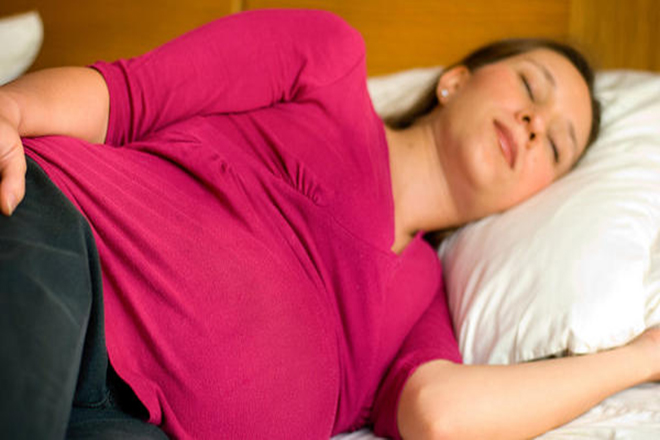 Phụ nữ mang thai ngủ trưa