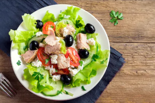 Cách làm salad cá ngừ với rau xà lách