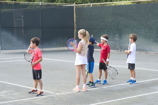 Trẻ chơi quần vợt