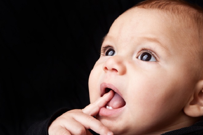 Cách cho trẻ bú khi mọc răng để mẹ bớt lo “thương tích”