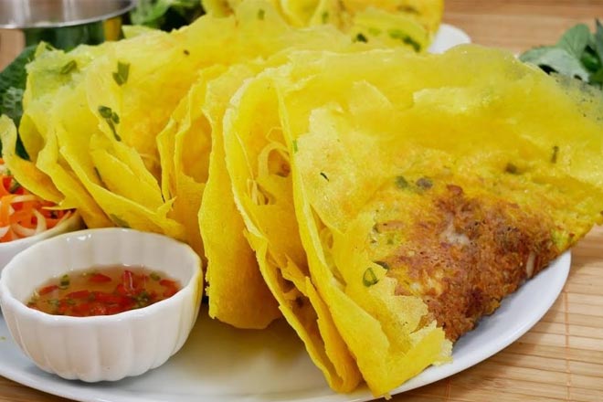 Bánh xèo chay: Cùng thưởng thức bánh xèo chay, món ăn vừa đảm bảo sự ngon miệng lại vừa lành mạnh. Được chế biến từ nguyên liệu chay tốt cho sức khỏe, bánh xèo chay là món ăn lý tưởng cho những ai thích ăn chay hoặc đang theo đuổi phong cách ăn uống lành mạnh.