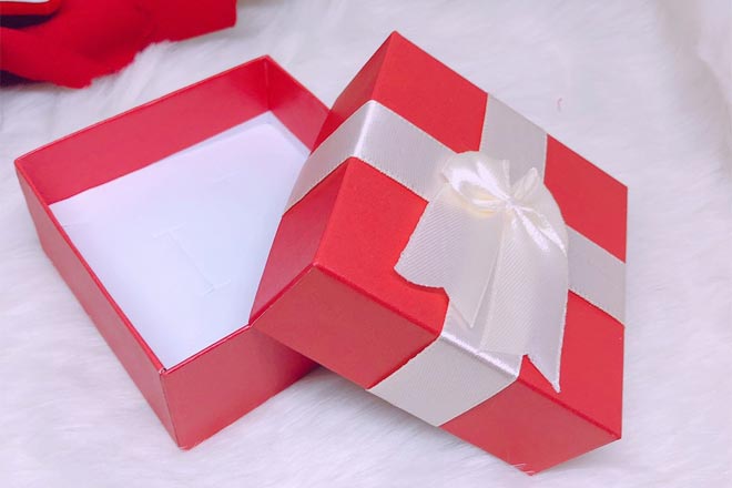 Cách trang trí hộp quà bằng giấy có nắp để tăng tính thẩm mỹ?