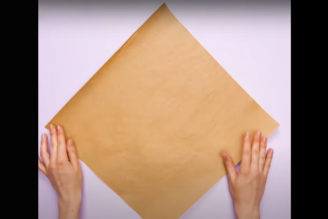 Trải giấy gói ra một mặt phẳng