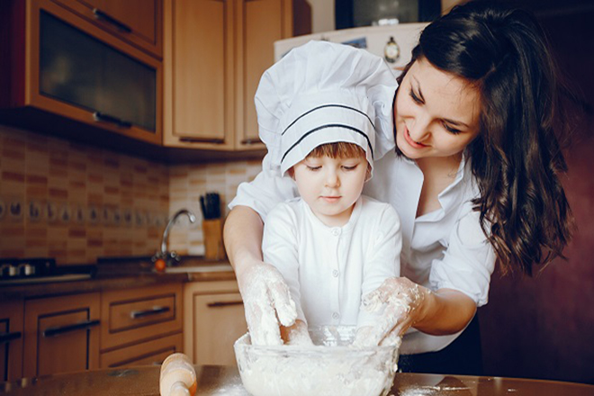 Mẹ dạy trẻ làm bánh