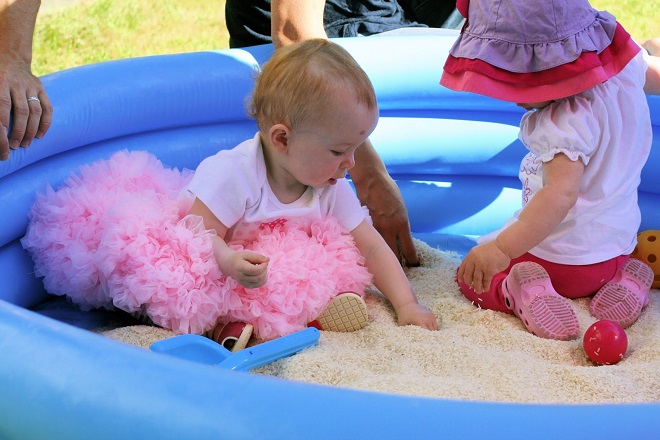 2 đứa trẻ chơi trên cát