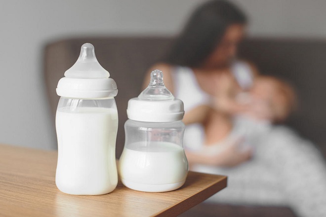 Làm thế nào để nuôi con bằng sữa mẹ và sữa công thức?