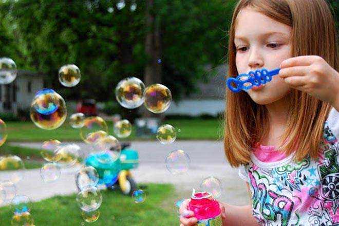3 cách tạo bong bóng cực thú vị từ dung dịch xà phòng