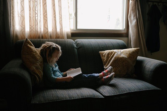 Một cô bé đang đọc sách