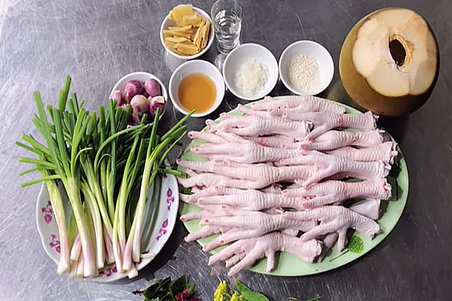 Làm món chân gà hấp hành ngon thơm lạ miệng với nước dừa tươi