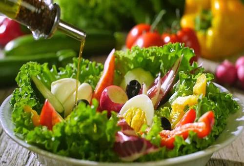 Cách làm salad rau và các loại trái cây theo mùa