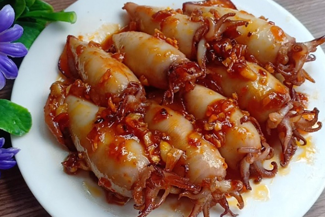 Squid stuffed with meat and chili garlic sauce