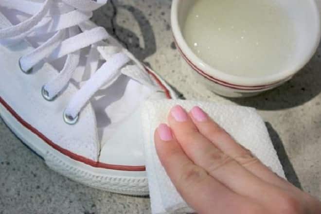 Làm sạch giày vải bằng chất tẩy rửa