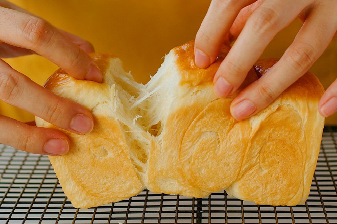 Nướng bánh bằng nồi chiên không dầu bánh mì tơi xốp