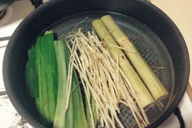cook sugarcane juice with thatch roots, pandan leaves