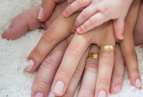 Bạn muốn có một bức ảnh gia đình độc đáo và khác biệt? Hãy tham khảo các ý tưởng liên quan tới bàn tay gia đình để có một bức ảnh thật sự độc nhất vô nhị và sâu lắng nhất. Hãy cùng tạo dấu ấn với bức ảnh gia đình của mình nhé!