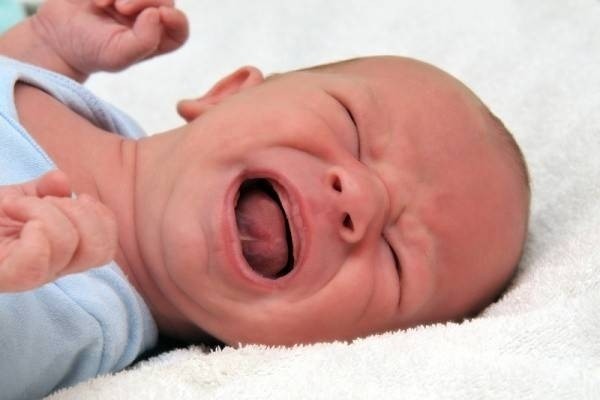 Cách hay giúp trẻ sơ sinh hết rướn mình, vặn mình khi ngủ