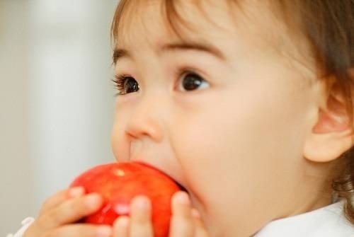 Cho bé ăn trái cây đúng cách: Dễ mà chẳng dễ