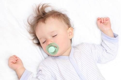 Có nên cho trẻ nằm điều hòa, quạt khi bị sốt?