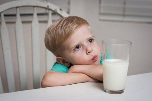 Trẻ nên uống bao nhiêu sữa một ngày để con khỏe mạnh – điều mà bà mẹ nào cũng phải biết