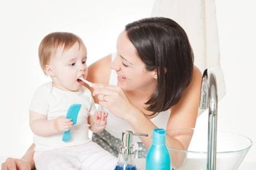 Hướng dẫn mẹ cách đánh răng đúng cách cho trẻ từ 0 đến 6 tuổi