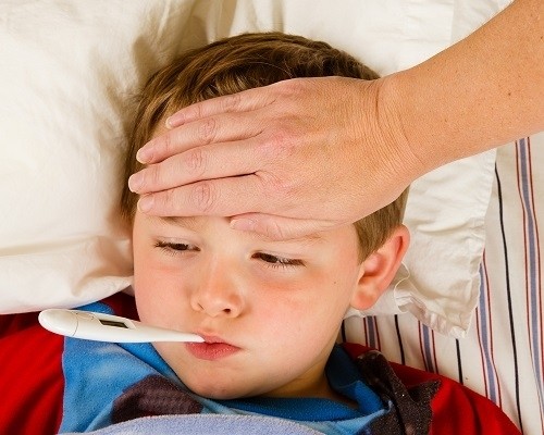 Hướng dẫn mẹ chăm sóc trẻ bị sốt siêu vi tại nhà cực hiệu quả