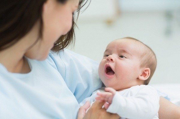 Cách bế trẻ sơ sinh an toàn như bác sĩ dành cho người lần đầu làm cha mẹ Cách Bế Trẻ Sơ Sinh An Toàn Như Bác Sĩ Dành Cho Người Lần Đầu Làm Cha Mẹ